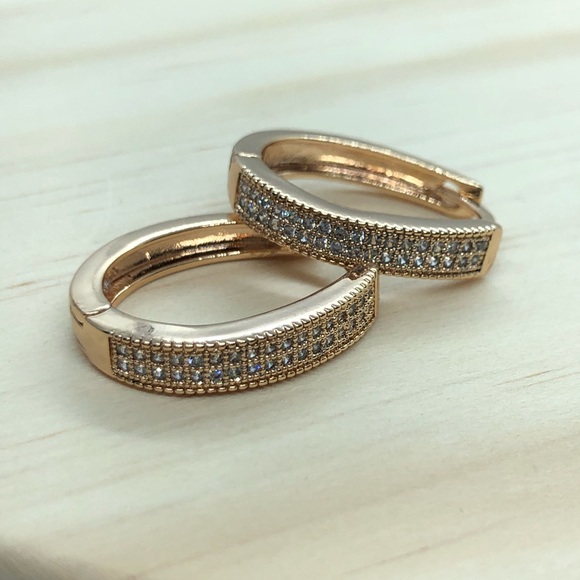 🌟 Gold Hoop Earrings - Picture 4 of 5